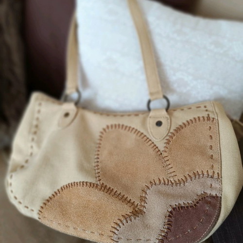 Handbag used in earthy tones with genuine castor leather flower