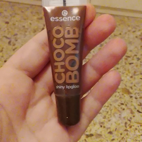 Lipgloss Choco Bomb Essence like new with chocolate flavor