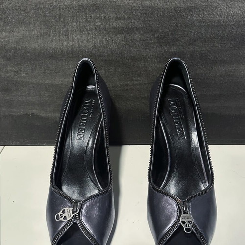 Alexander McQueen leather skull zipper pumps like new size 40