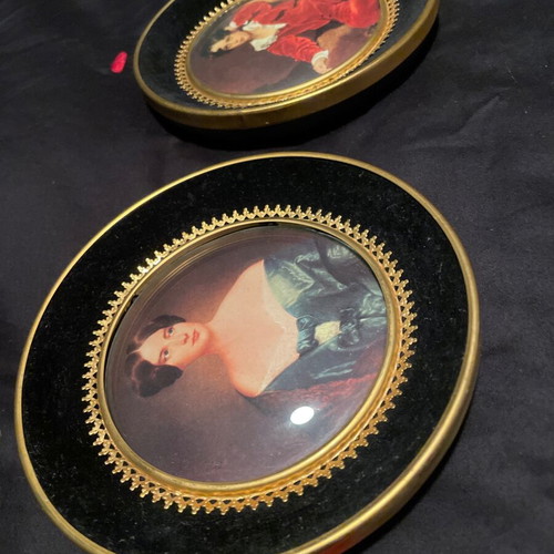 Decorative frames with Renaissance portraits set of 2, like new