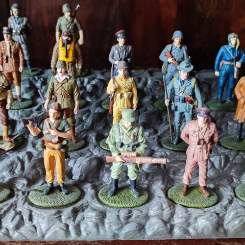 World War II Soldier Miniatures Collection like new, 37 pieces with stands and guide