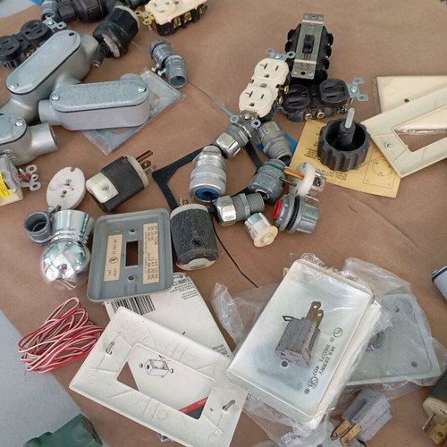 Electrical supplies like new, 80 pieces for electrical installations