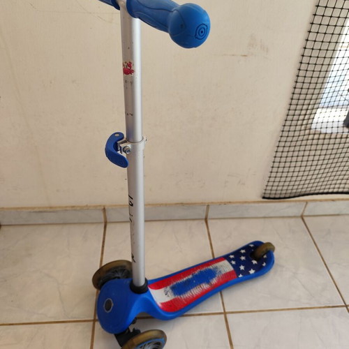 Globber kids scooter used, three-wheeled, blue, for ages 3+