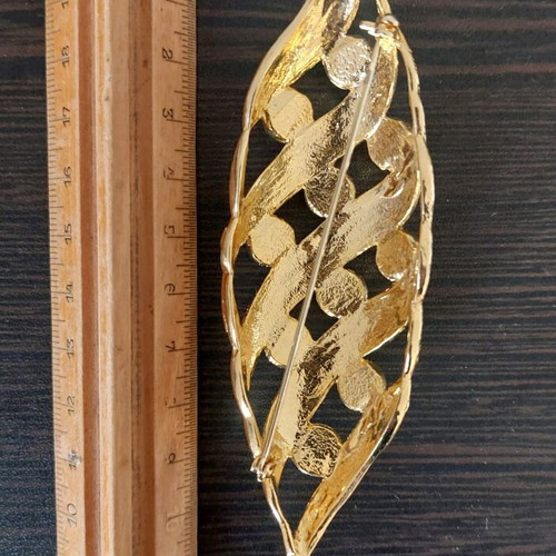 Vintage Faux bijoux brooch used, gold color with white pearls