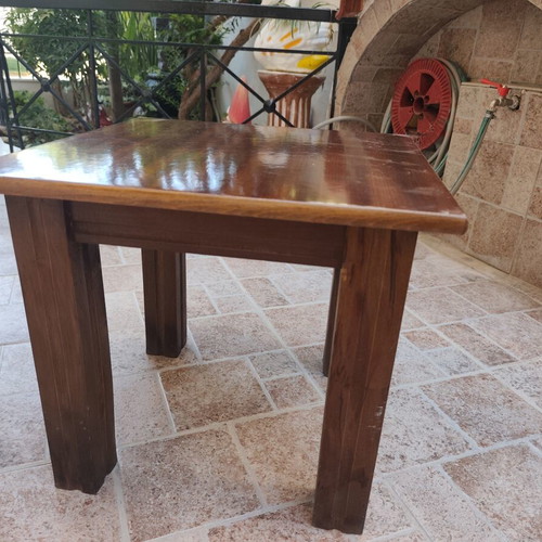 Coffee table set like new with one large and two small tables