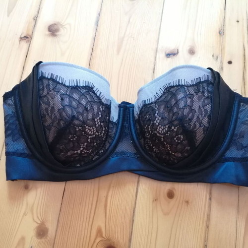 Hunkemöller NOIR balconette lace bra with satin and black stones, 70D