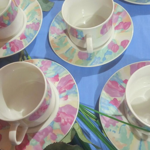 China tea set with 6 cups and saucers, creamer, sugar bowl, and teapot