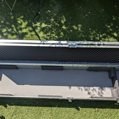 Hard wheeled case for keyboard like new