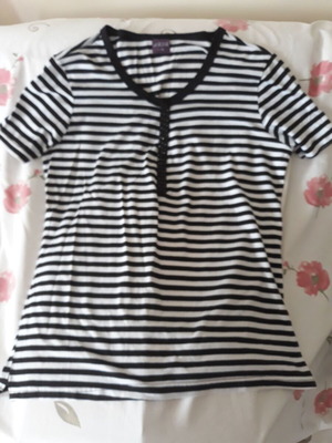 Women's blouse with black and white stripes, short sleeves, V-neck like new