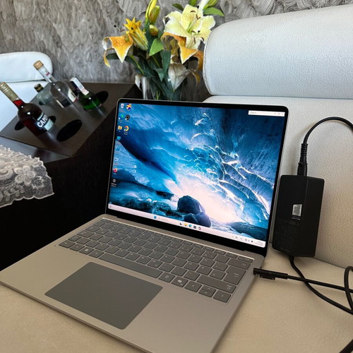 Microsoft Surface Laptop 7 Copilot+ 13.8" Touchscreen 120Hz like new, 16GB RAM, 512GB SSD