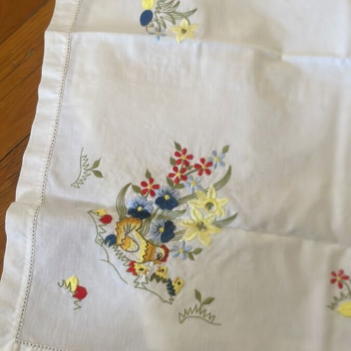 Square embroidered tablecloth 73x73 cm