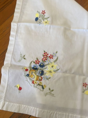 Square embroidered tablecloth 73x73 cm