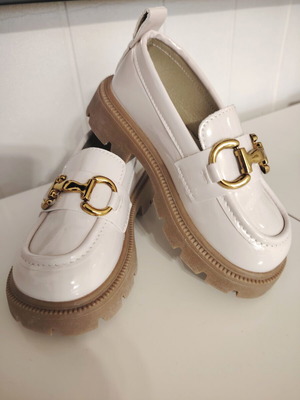 Patent leather loafers for girls, beige, size 27