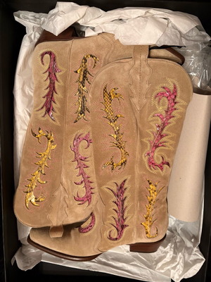 Dolce & Gabbana beige suede boots like new with leather details