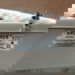 Ραπτομηχανή με Έπιπλο Brother Deluxe 685, 220V, 50Hz, Motor 70W, Lamp 15W, Total 85W