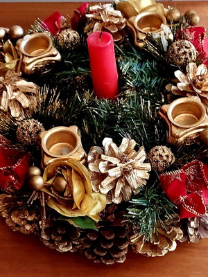 Christmas wreath like new with candles and decorative elements