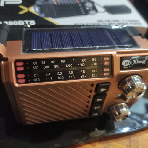 Multifunctional emergency radio new with solar charging and LED lamp