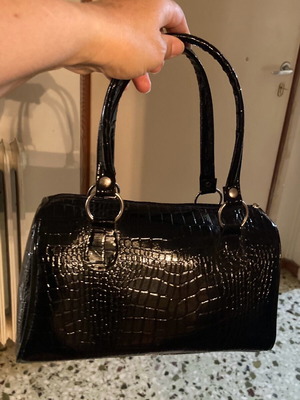 Handbag synthetic leather used