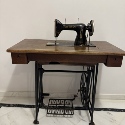 Antique Sewing Machine Table like new, functional from 1960