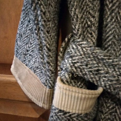 Herringbone beige-brown coat like new with lapel collar and belt