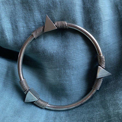 Silver handmade bracelet like new with triangular details, unisex