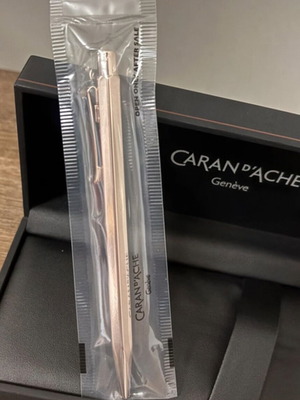 Caran d’Ache Ecridor Chevron σταυρωτό στυλό με ροζ χρυσό