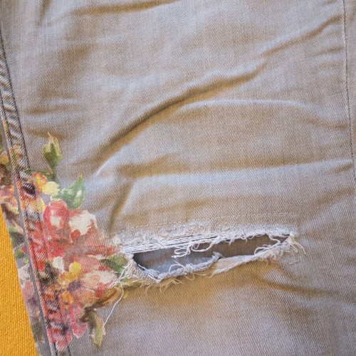 Denim jean Zara like new with floral design, elastic fit