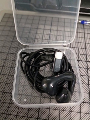 Слушалки USB-C с вграден микрофон и бутони за регулиране на звука като нови