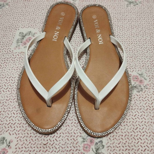 White Voi & Noi flip-flops like new with rhinestones, size 38