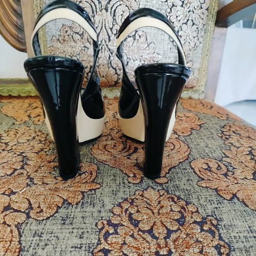 Gianna Kazakou peep toe sandals size 39, new, 12 cm heel, black and beige