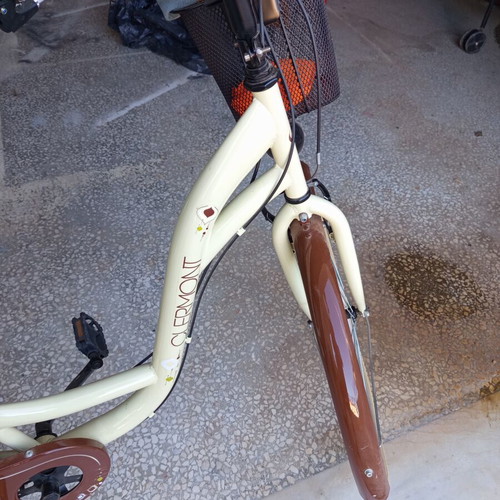 Clermont vintage city bike with Shimano 6-speed, basket, lights, bell, rack, and stand, like new