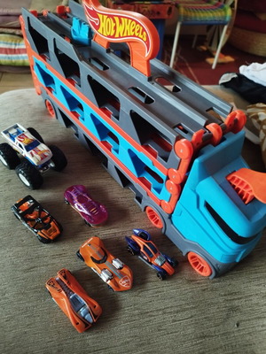 Νταλίκα Hot Wheels με αυτοκίνητα