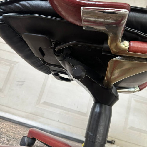 Comforto Executive Chair used, leather with wooden arms