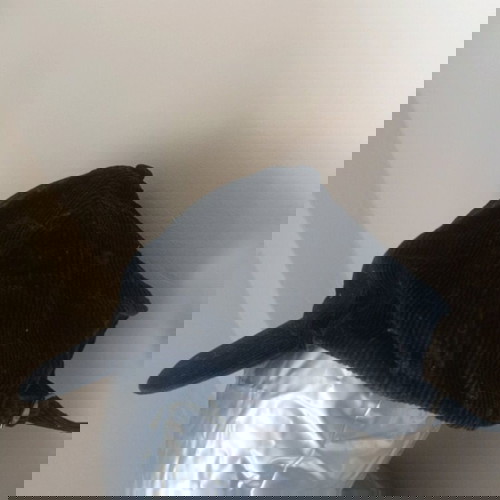 Памучна черна шапка от кадифе леко употребявана