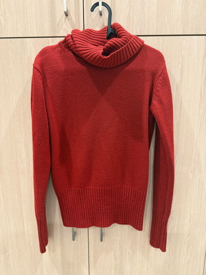 Knitted turtleneck sweater red like new, size M