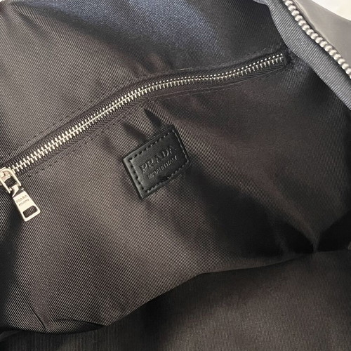 Large black nylon travel bag like new with detachable shoulder strap