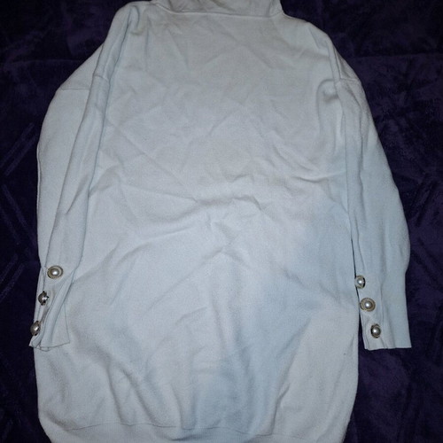 Oversized white knitted turtleneck with pearl cuffs like new