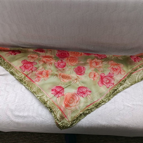 Headscarf used, size 95/85 cm
