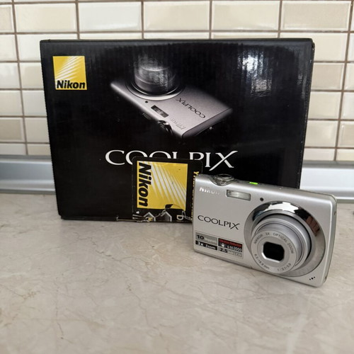 Nikon Coolpix S225 camera like new with full accessories
