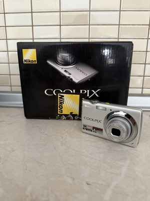 Nikon Coolpix S225 camera like new with full accessories