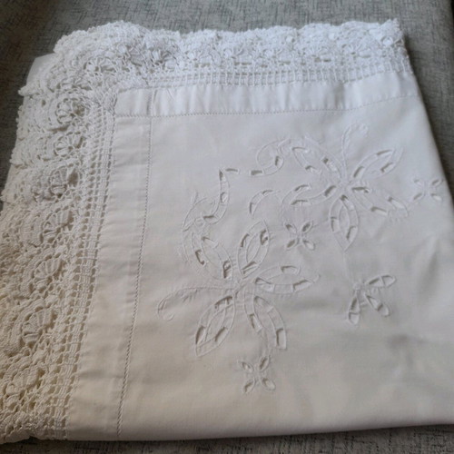 Arhontiko embroidered tablecloth like new with lace 1.60×1.60