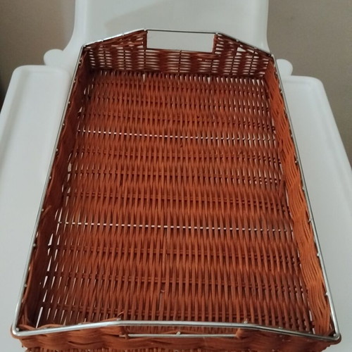 Woven serving tray like new, synthetic rattan with metal frame