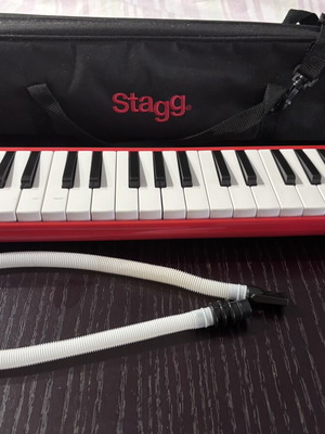 Stagg Melosta 32-key melodica, red with case and accessories