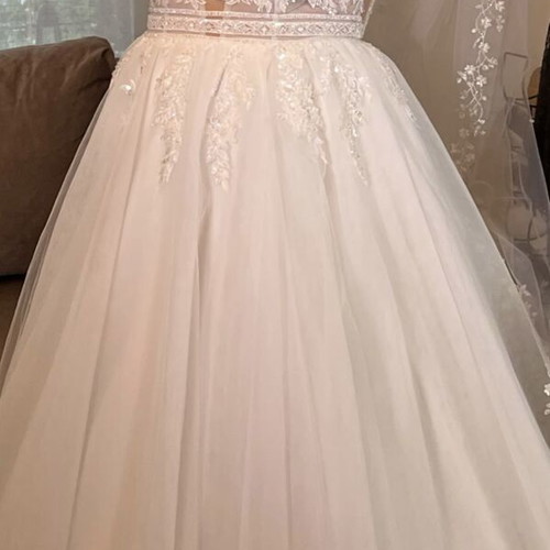 Wedding dress like new with veil and bustle, sizes M and L, white and silver