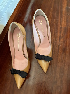 Mourtzi leather pumps size 37 nude like new