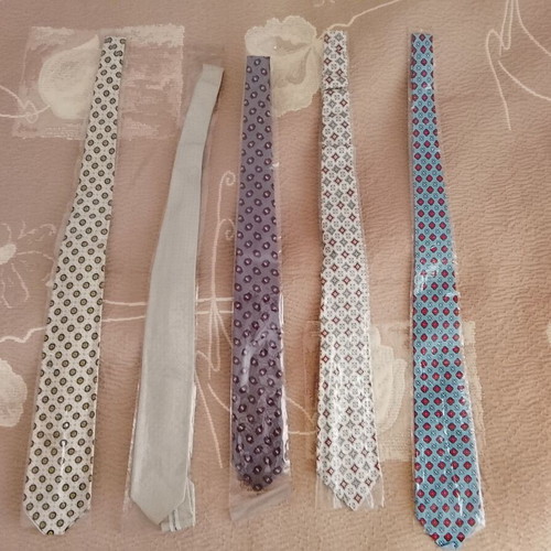 Colored ties set of 5 like new