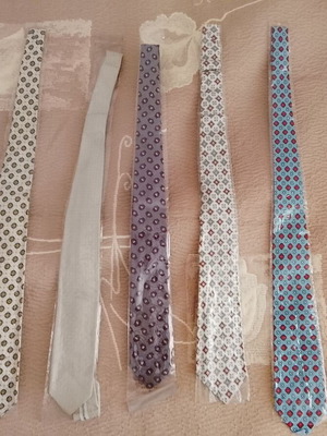 Colored ties set of 5 like new
