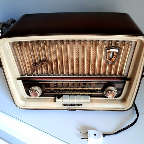 Telefunken Jubilate 8 Export Vintage Tube Radio used with Bluetooth