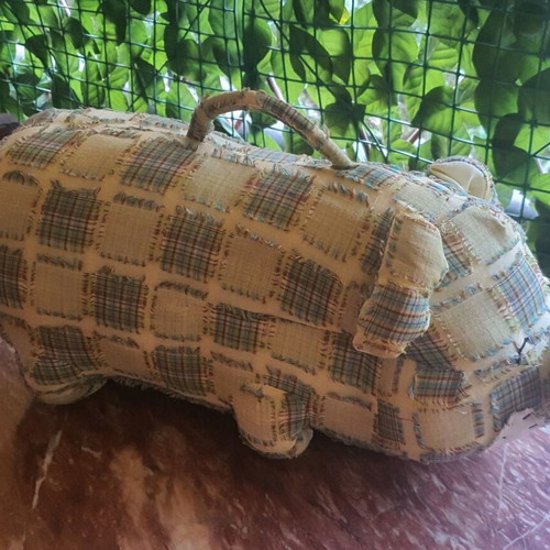 Pig-shaped pillow like new