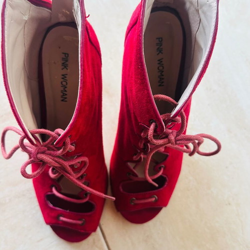Pink Woman burgundy peep-toe suede ankle boots with laces